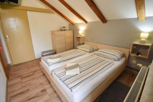 Postel nebo postele na pokoji v ubytování Guesthouse Obitelj Paulic