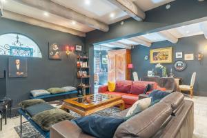 a living room with a couch and a table at L'Oasis in Marseille