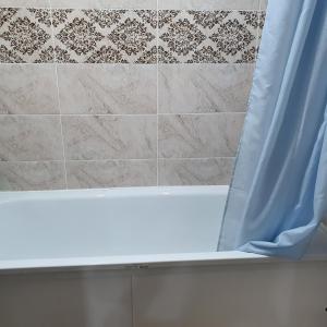 una doccia con una tenda blu e una vasca di 2х ком квартира в Центре города ad Aqtöbe
