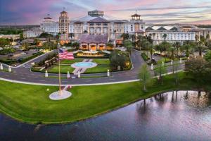 una vista aerea di un grande resort con uno stagno di Gaylord Palms Resort & Convention Center a Orlando