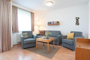 Posezení v ubytování Ferienwohnung Ostseebutt mit Terrasse im Kaiserhof 2