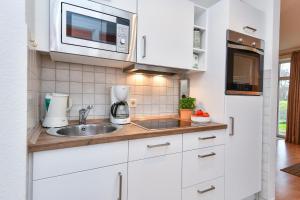Kuchyň nebo kuchyňský kout v ubytování Ferienwohnung Ostseebutt mit Terrasse im Kaiserhof 2