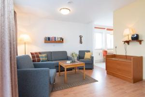 Posezení v ubytování Ferienwohnung Ostseebutt mit Terrasse im Kaiserhof 2