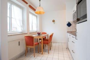 Kuchyň nebo kuchyňský kout v ubytování Ferienwohnung Ostseebutt mit Terrasse im Kaiserhof 2