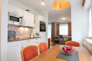 Kuchyň nebo kuchyňský kout v ubytování Ferienwohnung Ostseebutt mit Terrasse im Kaiserhof 2