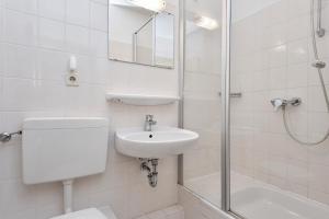 Koupelna v ubytování Ferienwohnung Ostseebutt mit Terrasse im Kaiserhof 2