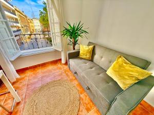 a living room with a couch and a window at Centro apartamento 2-B in Huelva