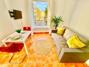 a living room with a couch and a table at Centro apartamento 2-B in Huelva
