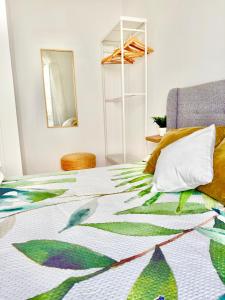 a bedroom with a bed with a colorful blanket at Centro apartamento 2-B in Huelva