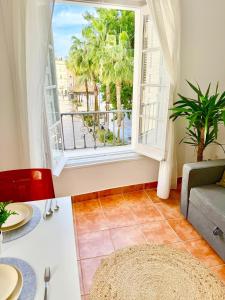 a living room with a large window and a couch at Centro apartamento 2-B in Huelva