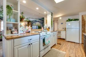 Kuchnia lub aneks kuchenny w obiekcie Fish and Boat Riverfront Apt with Canoe in Edgewater