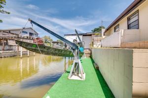 Zdjęcie z galerii obiektu Fish and Boat Riverfront Apt with Canoe in Edgewater w mieście Edgewater