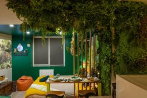 a room with a table and a green wall at Cap Jungle Evasion: Cinema Netflix King size in Limoux