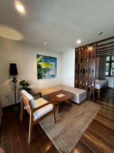 salon z kanapą i stołem w obiekcie Beach Resort - Arwana Perhentian X Bluestar w mieście Kuala Besut