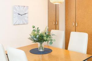 a vase of flowers on a table in a room at Haus Panorama Laboe Nr 21 in Laboe