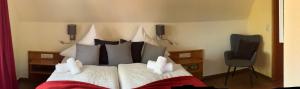 Ein Bett oder Betten in einem Zimmer der Unterkunft Ihr Ferien Hotel Brunnenhof