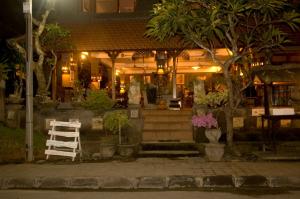 普里清莱酒店外面的花园