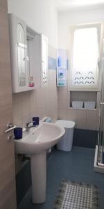 een badkamer met wastafel en toilet bij Melograno2 in Torre San Giovanni Ugento