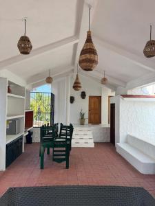 un salon avec des chaises, une cheminée et des suspensions dans l'établissement casa vacacional, à Puerto Escondido