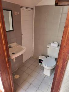 une salle de bains avec toilettes et lavabo dans l'établissement casa vacacional, à Puerto Escondido
