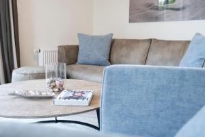 a living room with a couch and a coffee table at Kellenhüs in Kellenhusen