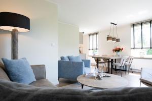a living room with a couch and a table at Kellenhüs in Kellenhusen +27 photos