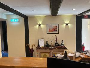 ein Zimmer mit einem Tisch und einem Schild an der Wand in der Unterkunft Ihr Ferien Hotel Brunnenhof in Suhlendorf