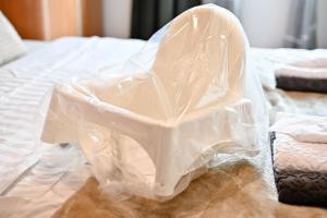 un sac en plastique assis au-dessus d'un lit dans l'établissement Apartment Olivia, à Zadar