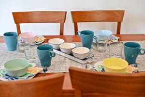 une table avec des assiettes et des tasses en haut dans l'établissement Apartment Olivia, à Zadar