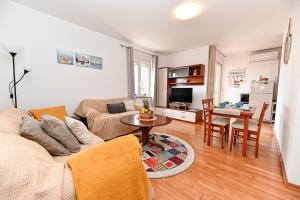 un salon avec un canapé et une table dans l'établissement Apartment Olivia, à Zadar