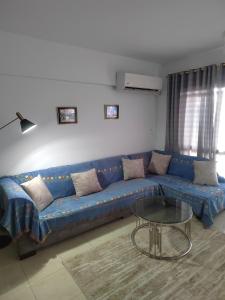 New cairoにある3 bedrooms apartment in Al Rehab cityのリビングルーム(青いソファ、テーブル付)