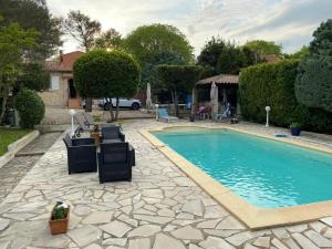 a swimming pool in a yard with a house at Studio indépendant calme pas loin du centre in Nîmes