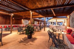 restauracja z krzesłami, stołami i stolikiem stołowym w obiekcie Armeno Resort w mieście Marathias
