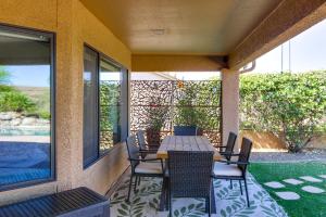 Posezení v ubytování Newly Renovated Home with Pool Access in Tucson!
