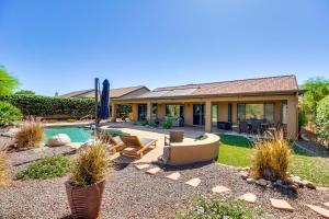 Bazén v ubytování Newly Renovated Home with Pool Access in Tucson! nebo v jeho okolí