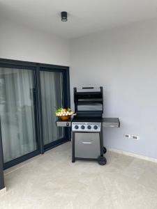 Una parrilla en una cocina con un bol de fruta. en Villa Tonchi 3 Bedroom Private Pool BBQ & Garden, en Barban