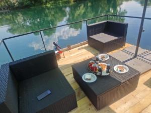 ein Tisch mit Essen darauf neben einem Gewässer in der Unterkunft Apartman Villa E&M in Bihać