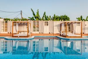 basen z 2 leżakami i dom w obiekcie Armeno Resort w mieście Marathias