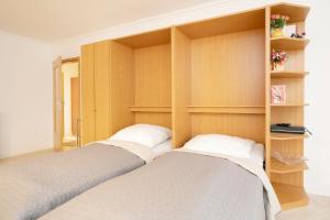 two beds sitting next to each other in a bedroom at Kaiserhof 42-44 Meereskrabbe in Kellenhusen