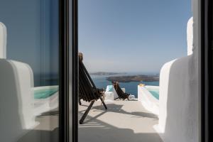 vistas al océano desde el balcón de una casa en Cocoon Suites, en Imerovigli