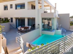 Bazén v ubytování RVG Luxury Houses with private pools in Porto Heli nebo v jeho okolí