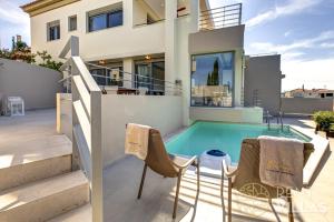 Bazén v ubytování RVG Luxury Houses with private pools in Porto Heli nebo v jeho okolí