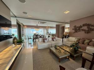 Χώρος καθιστικού στο Luxury apartment with views of river and Amazon rainforest