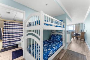 En eller flere senge i et værelse på Goin Coastal Emerald Beach Unit 729 + 37 billeder