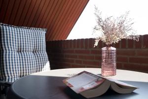 a table with a vase on top of a table at Hasenkamp 18 Krabbe in Grömitz