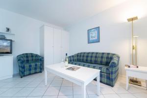 a living room with a couch and a table at Seepferdchen Bargen in Hansaland