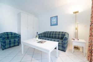 a living room with two chairs and a table at Seepferdchen Bargen in Hansaland