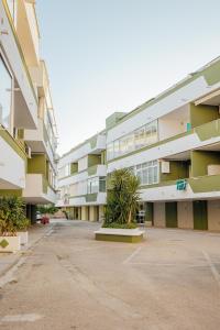 Un estacionamiento vacío frente a un edificio en Dimora Vittoria Apartment, en Montesilvano