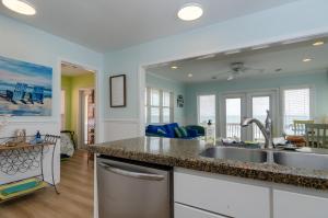 A kitchen or kitchenette at What a View by Bryant Real Estate
