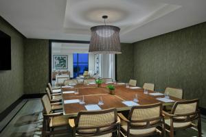 una sala conferenze con un grande tavolo e sedie di The St. Regis Aruba Resort a Palm Beach Altre 61 foto